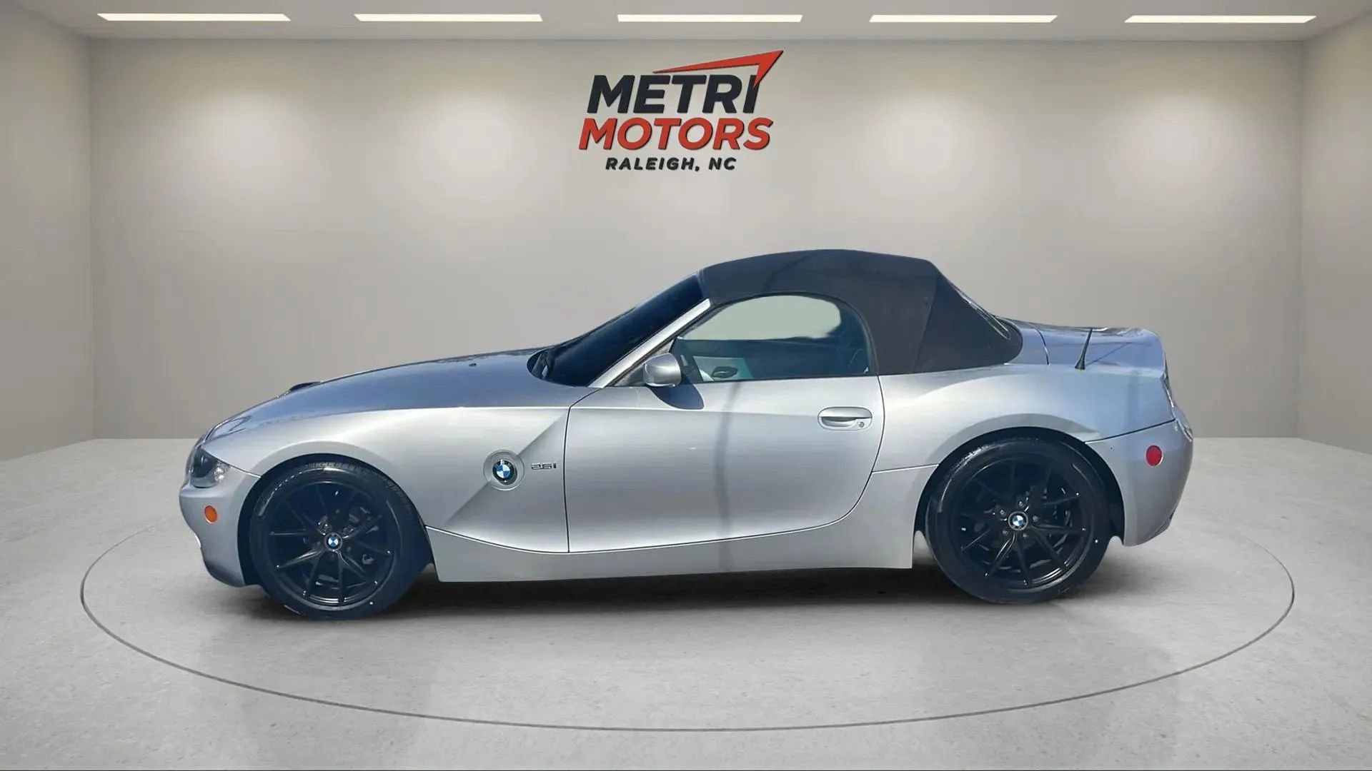 Used 2005 BMW Z4 2.5i image 9