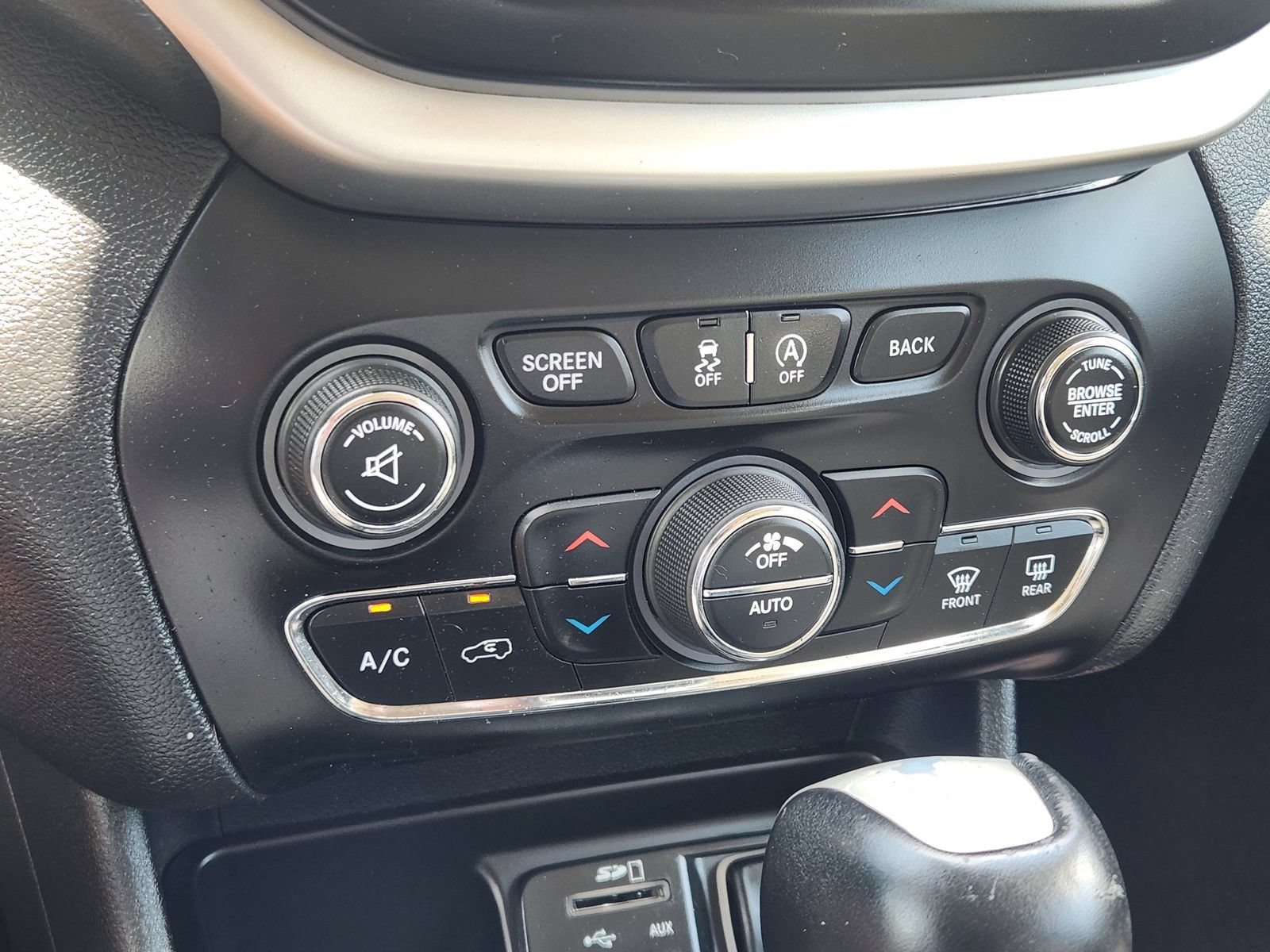 Used 2016 Jeep Cherokee Limited w/ Luxury Group FWD image 20