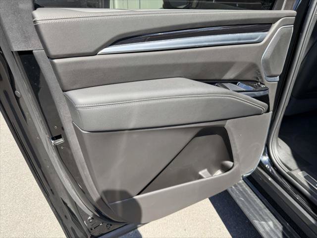 Used 2025 Cadillac Escalade ESV Sport AWD/4WD image 14