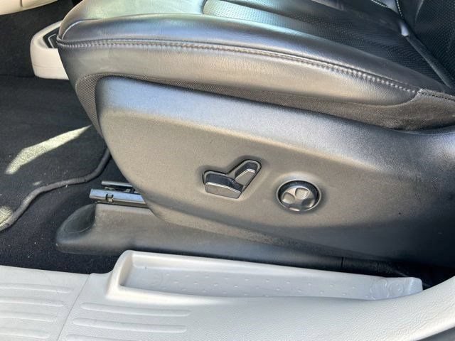 Used 2023 Chrysler Pacifica Touring-L FWD image 16