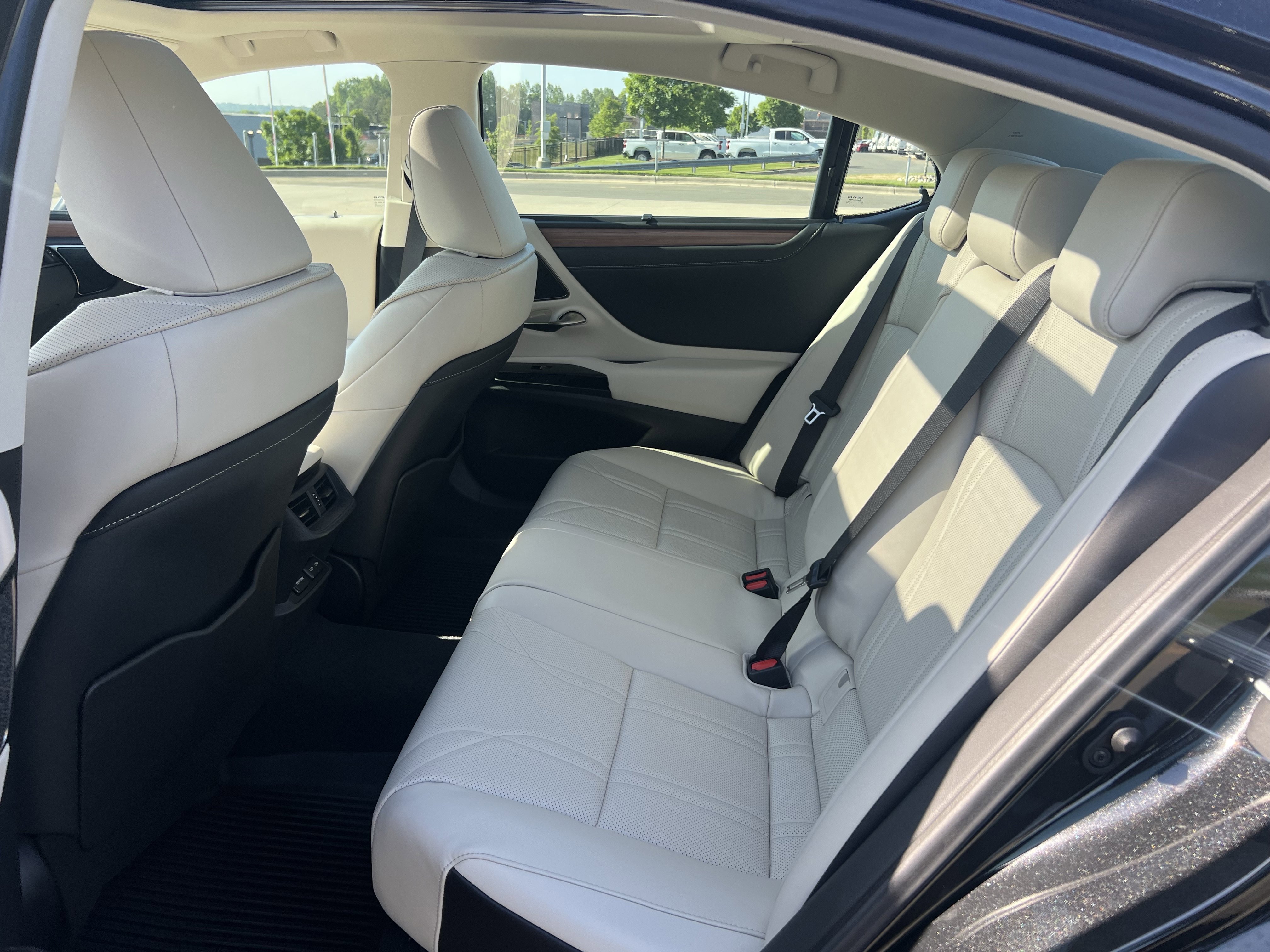 Used 2025 Lexus ES 350 Ultra Luxury w/ Accessory Package (Z2) FWD image 33