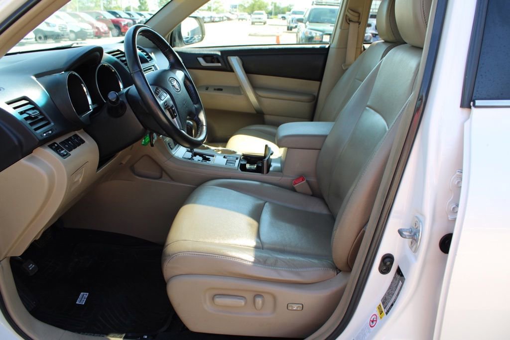 Used 2013 Toyota Highlander SE AWD/4WD image 16