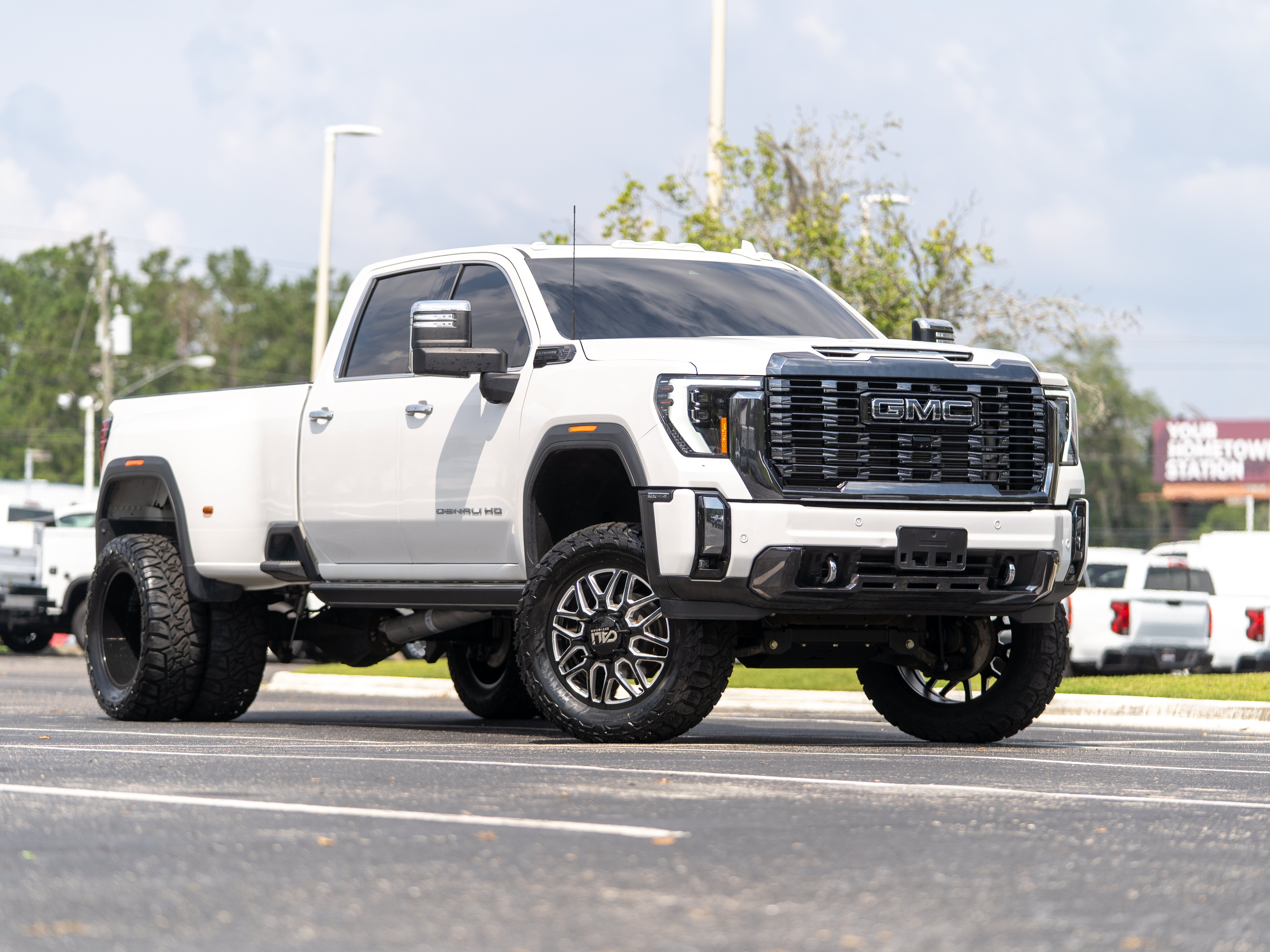 Used 2024 GMC Sierra 3500 Denali Ultimate AWD/4WD image 2