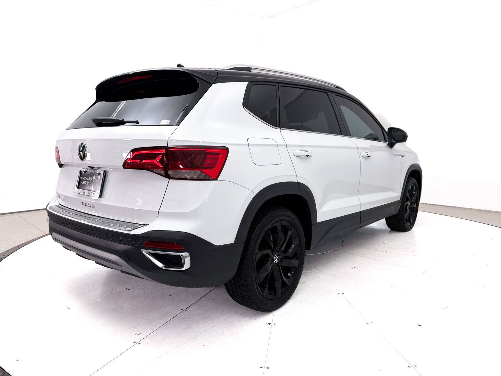 Used 2023 Volkswagen Taos SE w/ Panoramic Sunroof Package FWD image 16