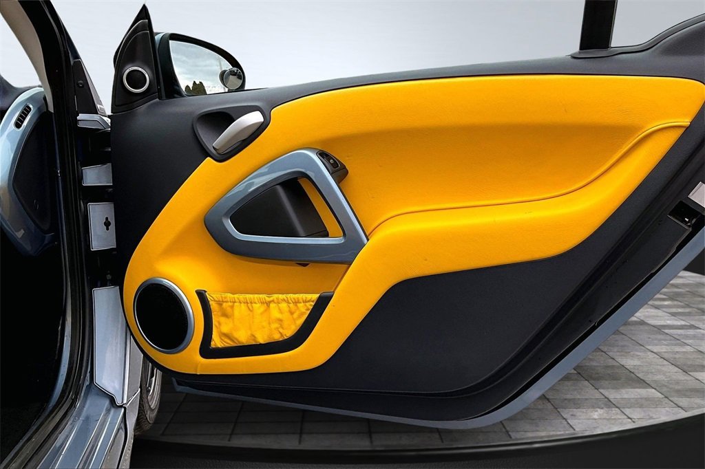 Used 2013 smart fortwo passion image 24