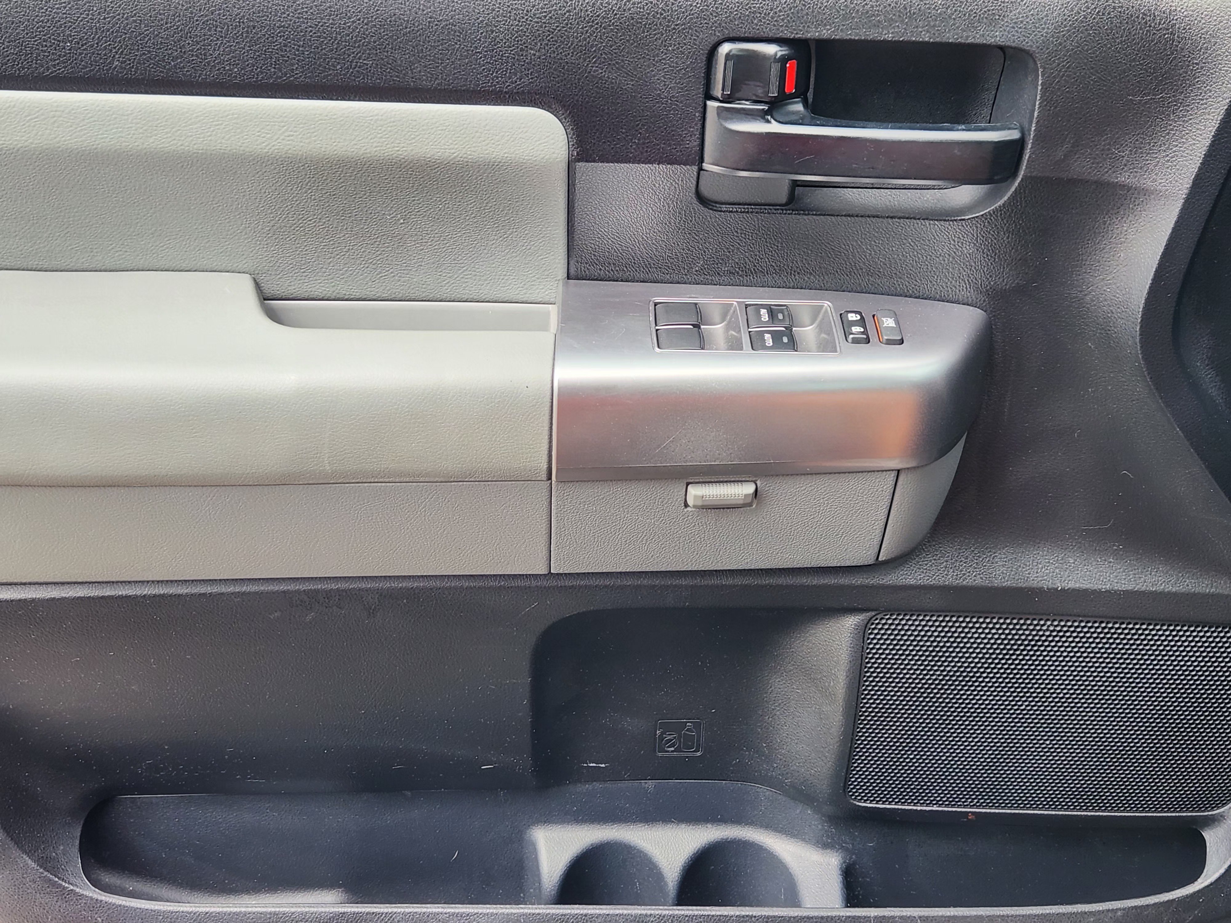 Used 2018 Toyota Sequoia SR5 RWD image 22