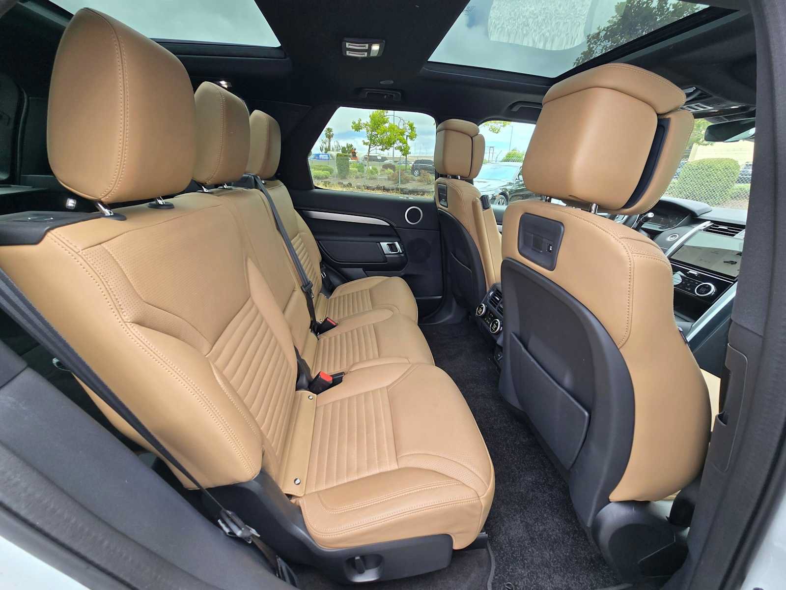 Used 2025 Land Rover Discovery Dynamic SE AWD/4WD image 12