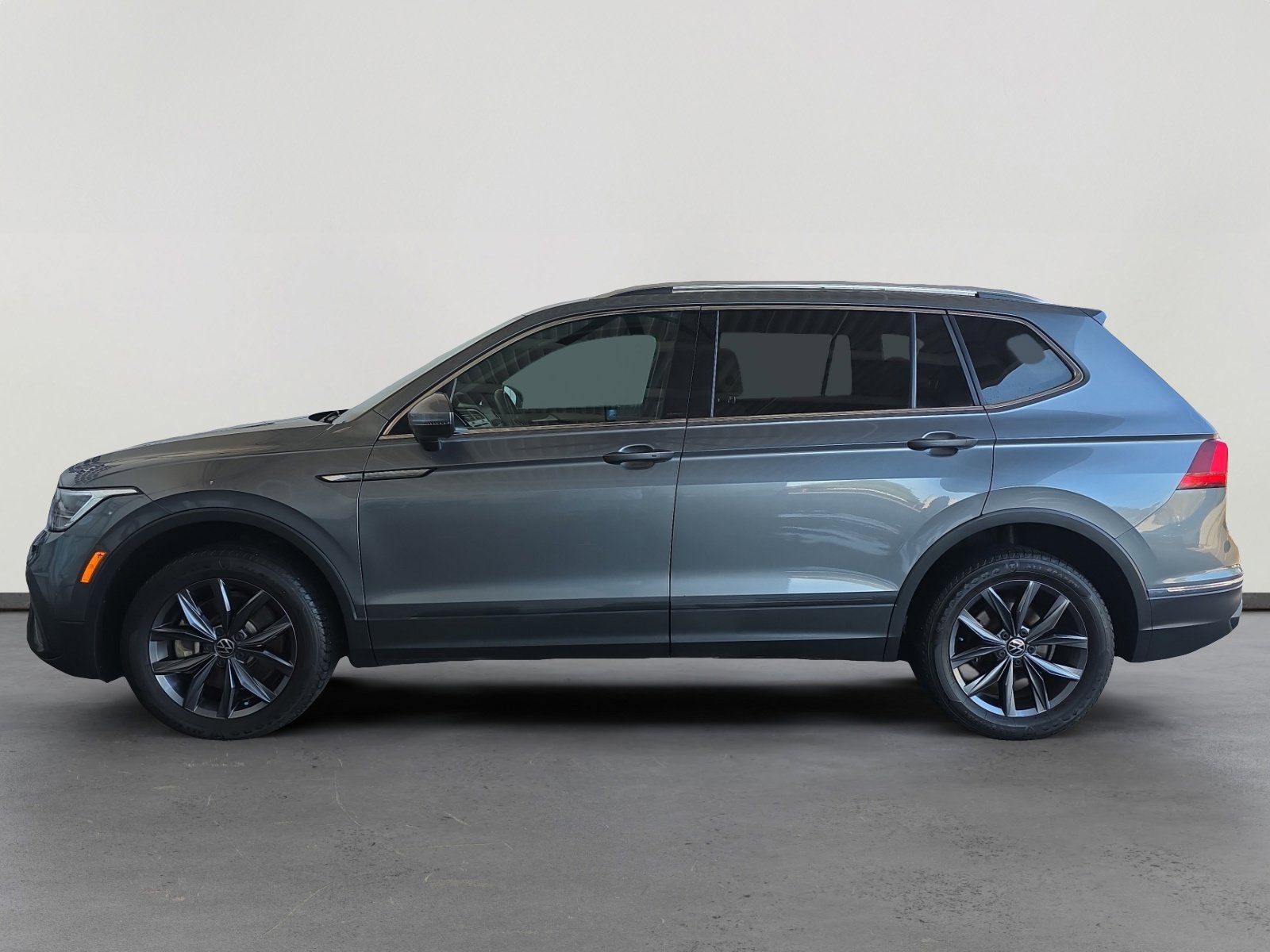 Used 2022 Volkswagen Tiguan SE image 2