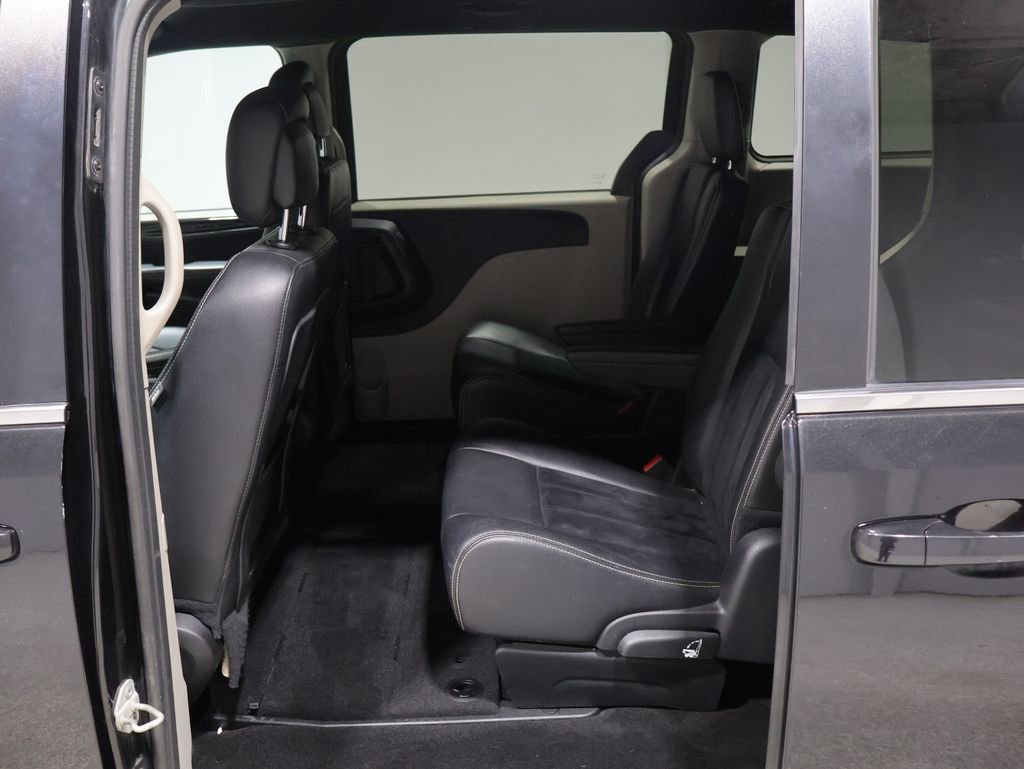 Used 2018 Dodge Grand Caravan SXT image 17