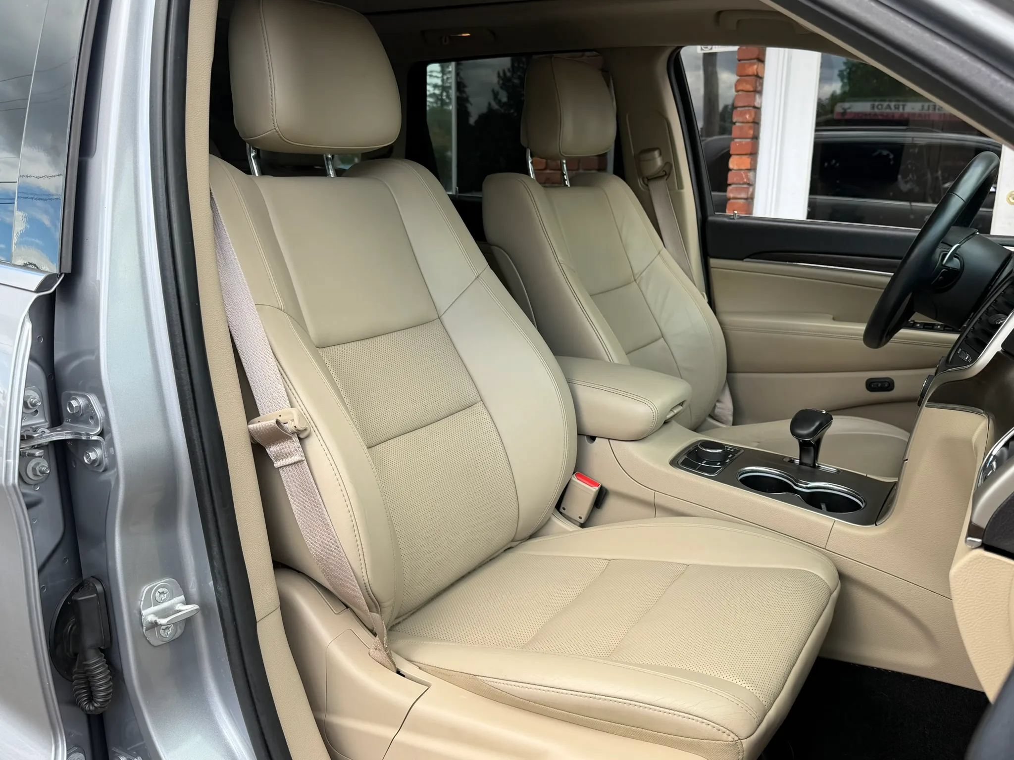Used 2014 Jeep Grand Cherokee Limited w/ Luxury Group II AWD/4WD image 16