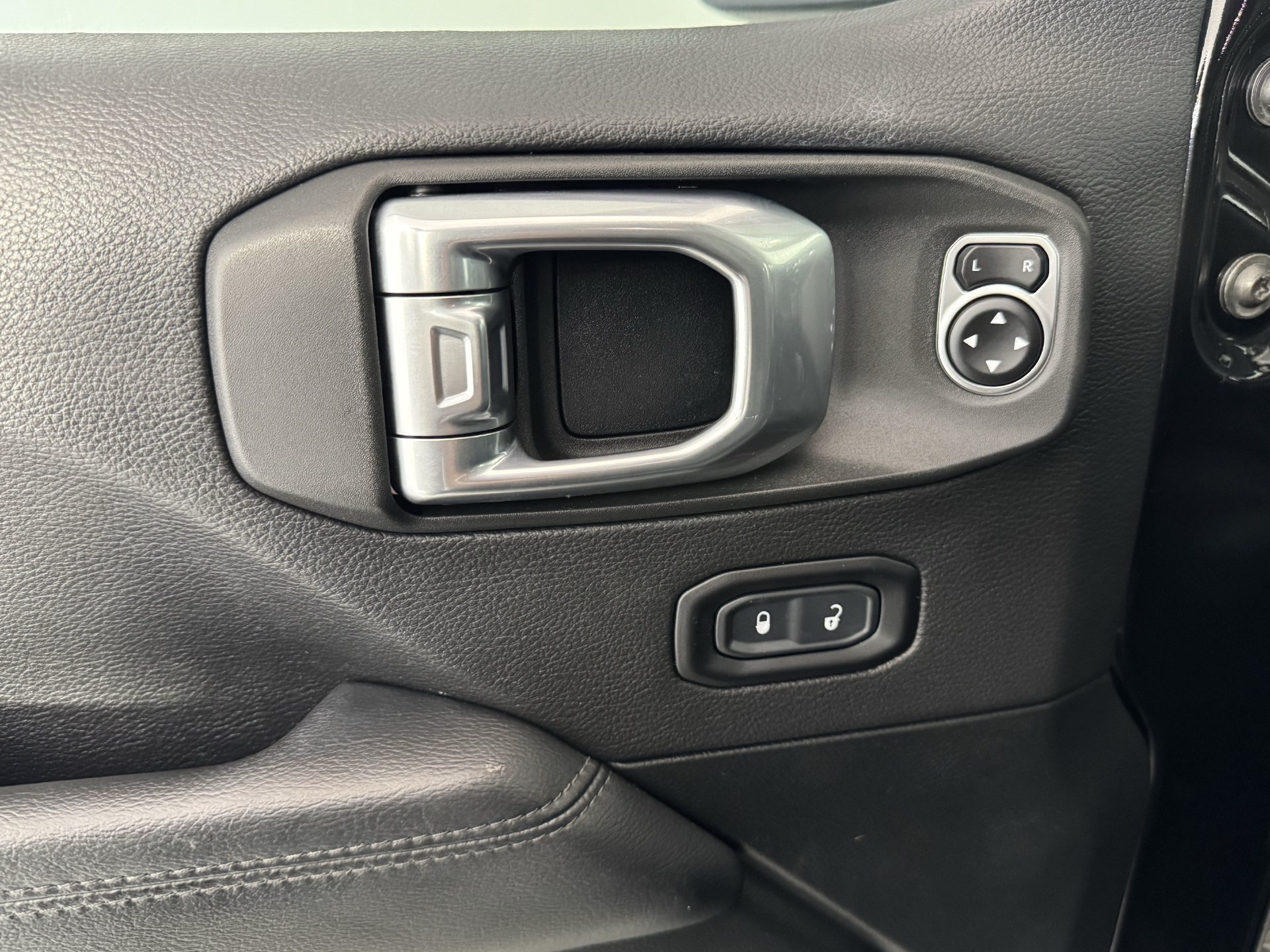 Used 2020 Jeep Wrangler Unlimited Sahara AWD/4WD image 12