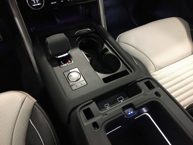 New 2024 Land Rover Discovery Metropolitan Edition image 16