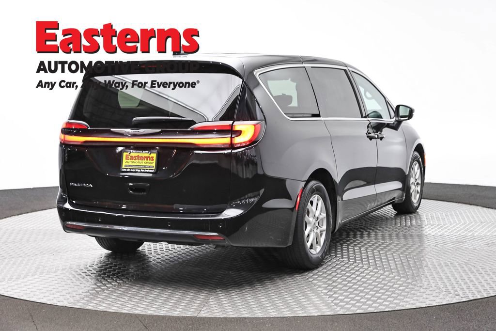 Used 2023 Chrysler Pacifica Touring-L FWD image 5