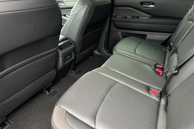 New 2025 Nissan Pathfinder SL image 13