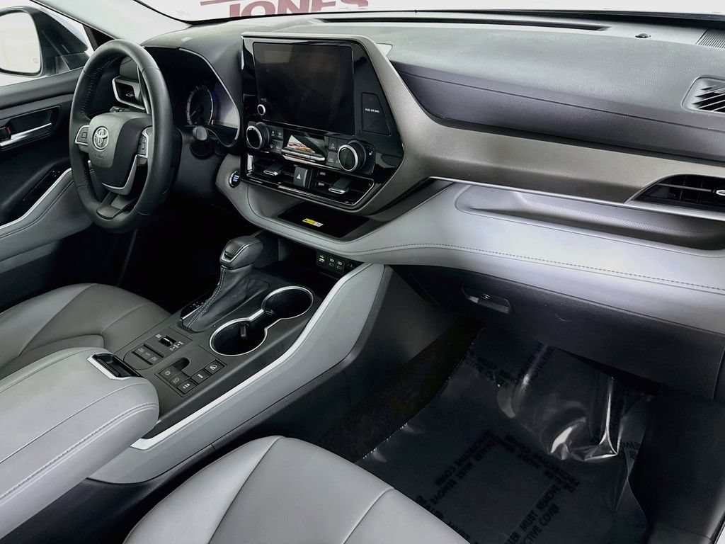 Used 2023 Toyota Highlander XLE AWD/4WD image 33