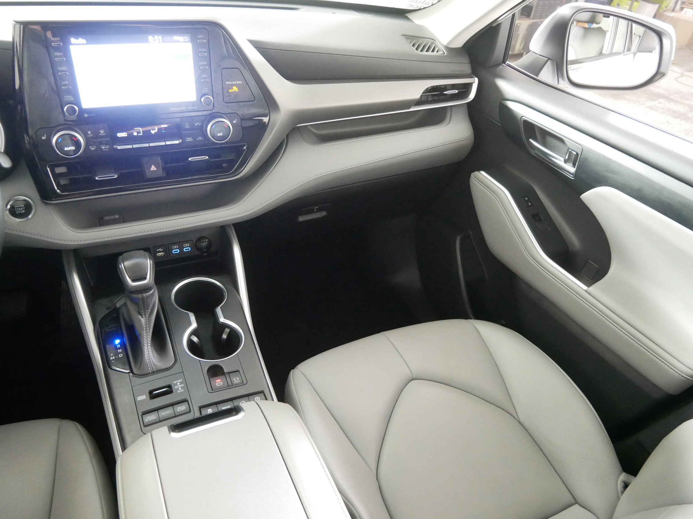 Used 2022 Toyota Highlander XLE image 11