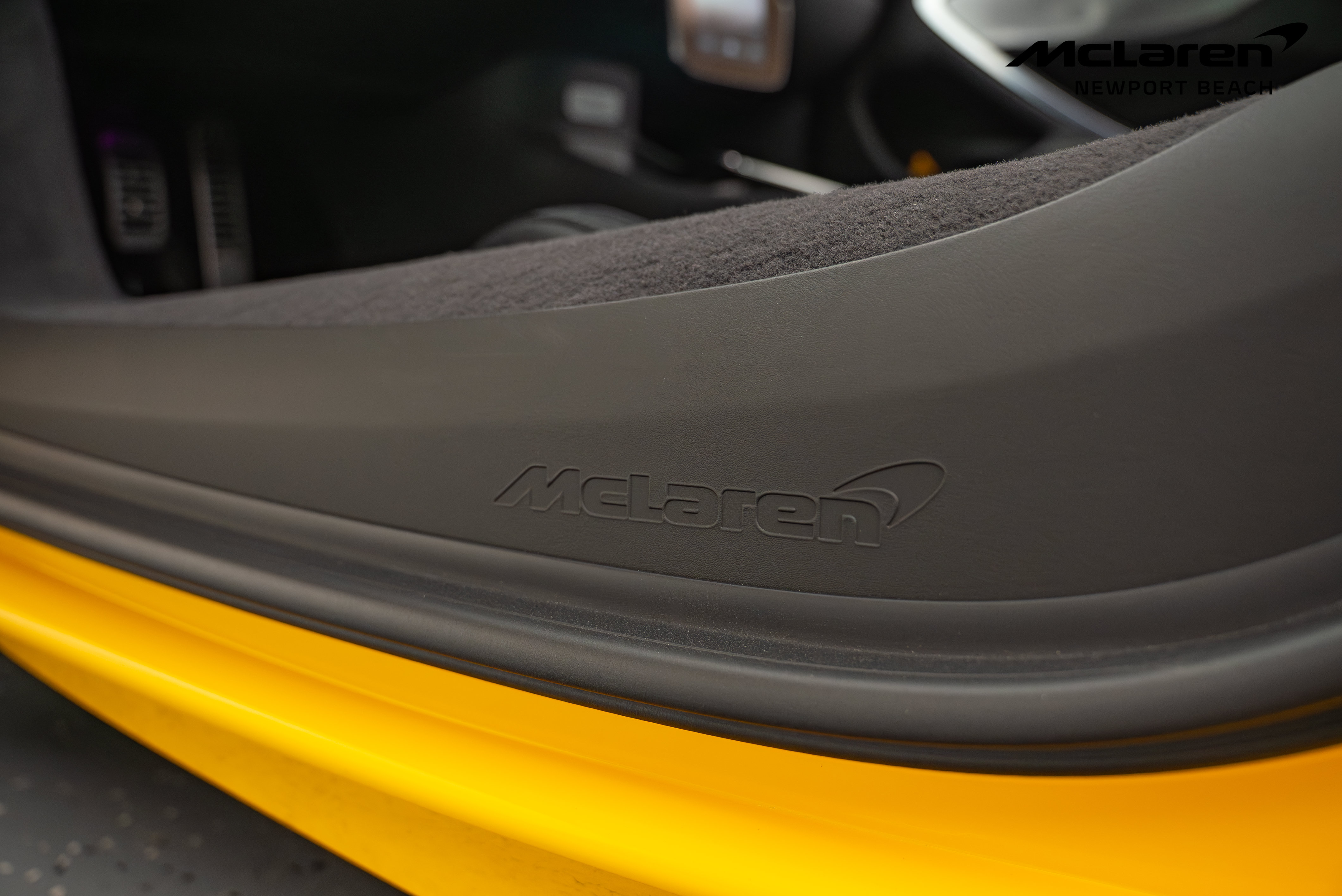 Used 2024 McLaren Artura RWD image 12