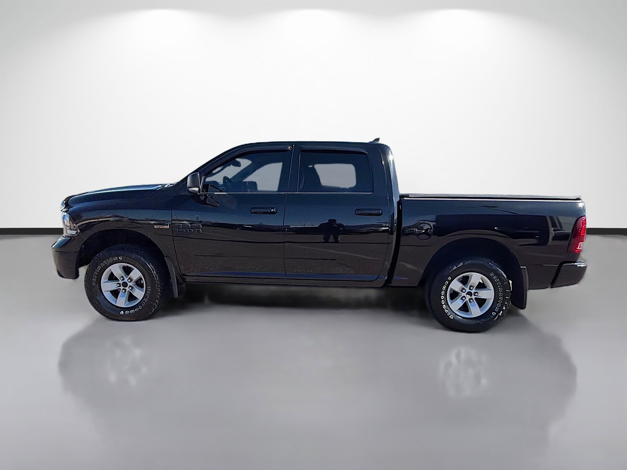 Used 2019 RAM 1500 Classic SLT w/ Luxury Group image 2