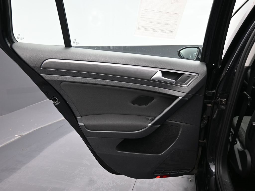 Used 2018 Volkswagen Golf S image 33
