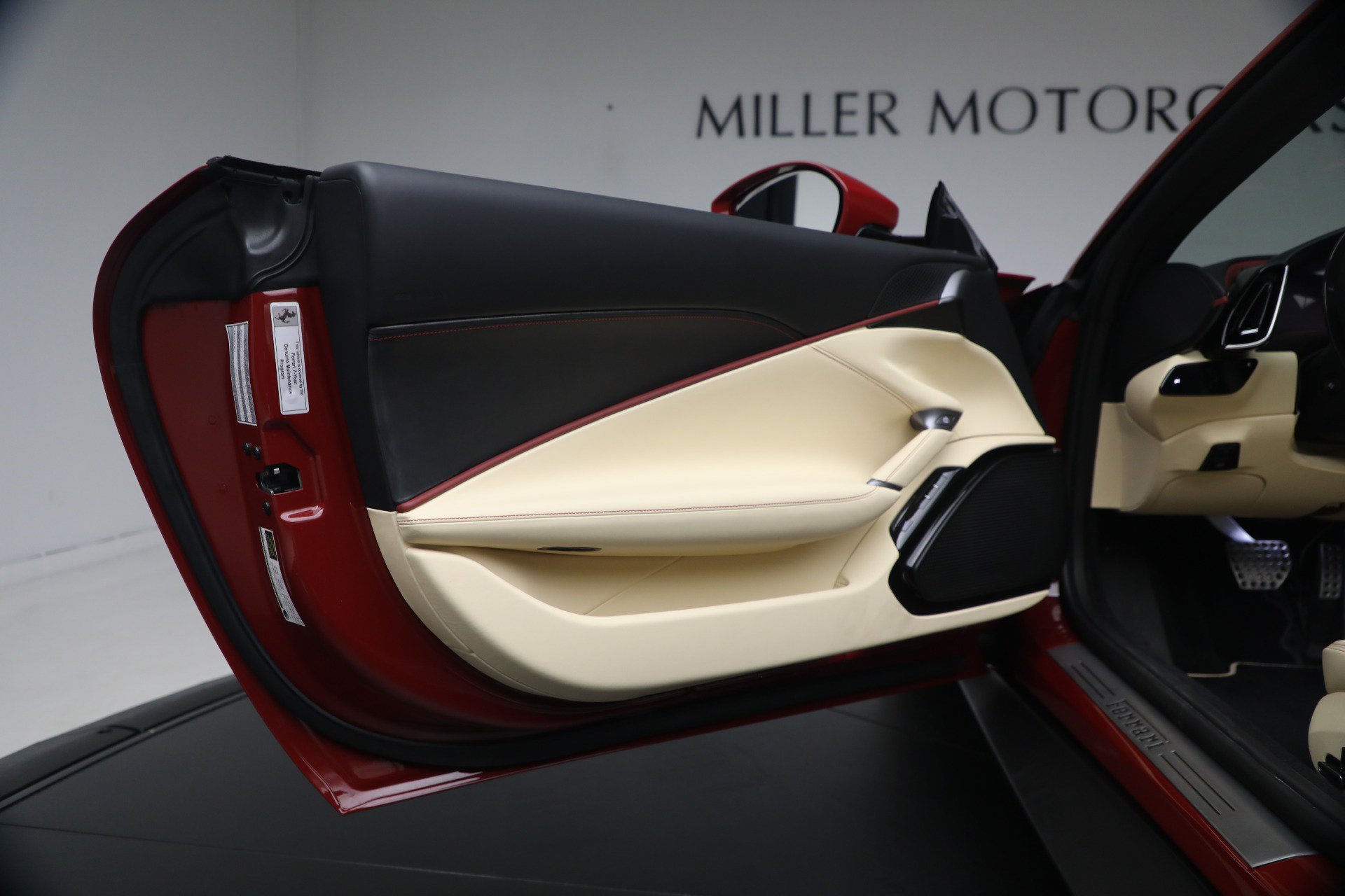 Certified 2025 Ferrari Roma Spider RWD image 21