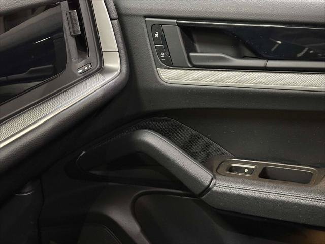 Used 2025 Porsche Cayenne AWD/4WD image 22