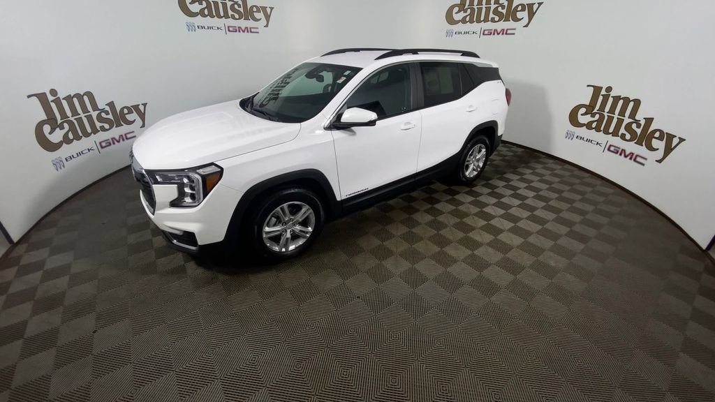 Used 2023 GMC Terrain SLE w/ Driver Convenience Package FWD image 4