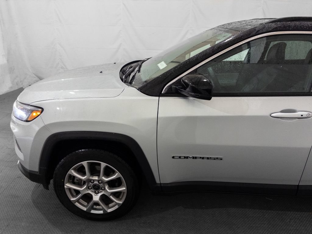 Used 2025 Jeep Compass Limited AWD/4WD image 3