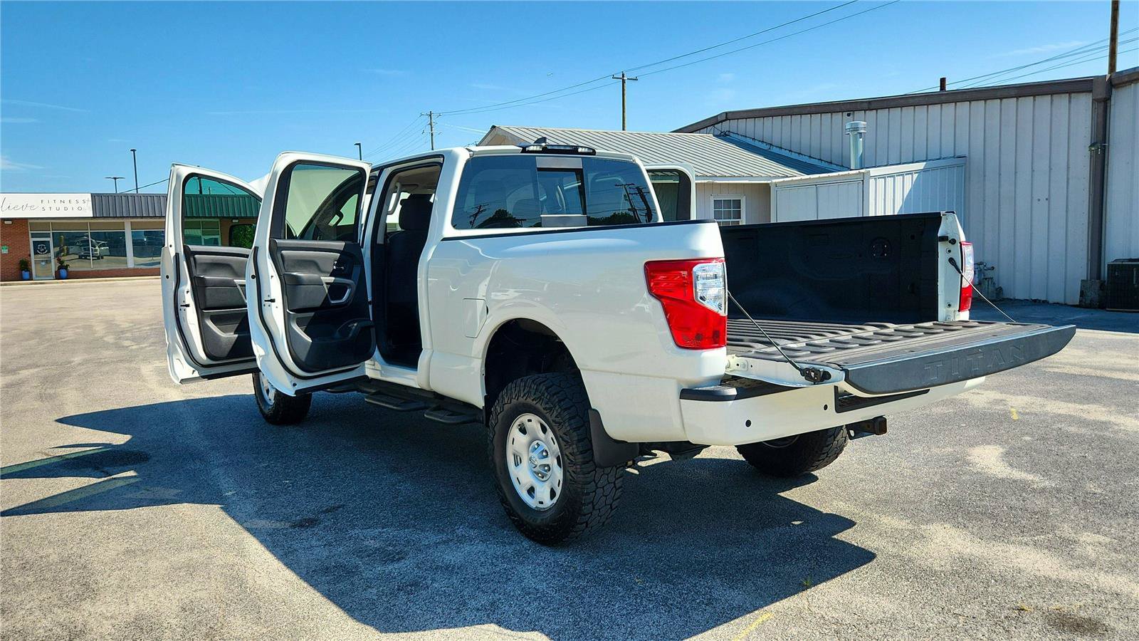 Used 2022 Nissan Titan SV AWD/4WD image 7