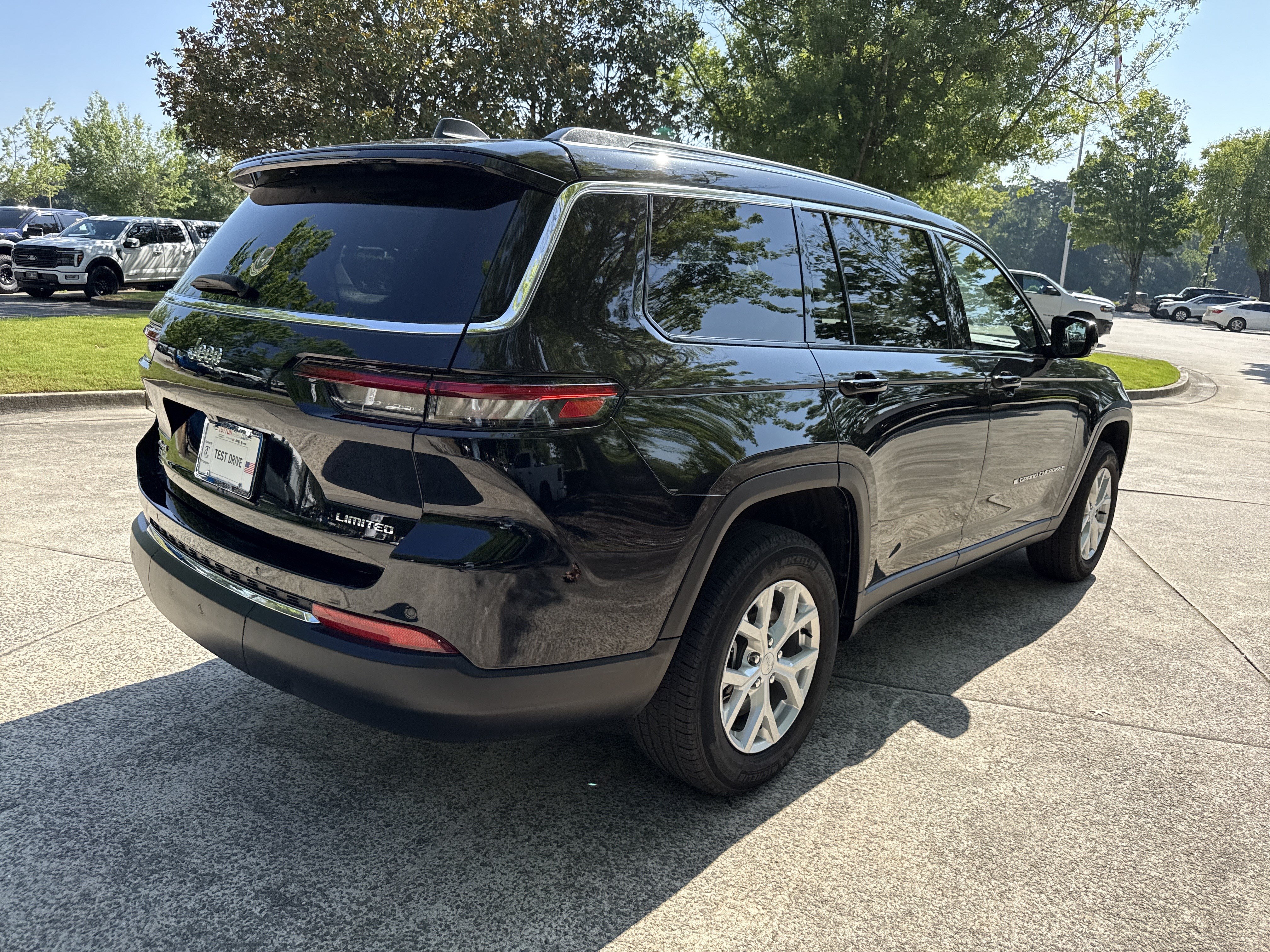 Used 2023 Jeep Grand Cherokee L Limited AWD/4WD image 7