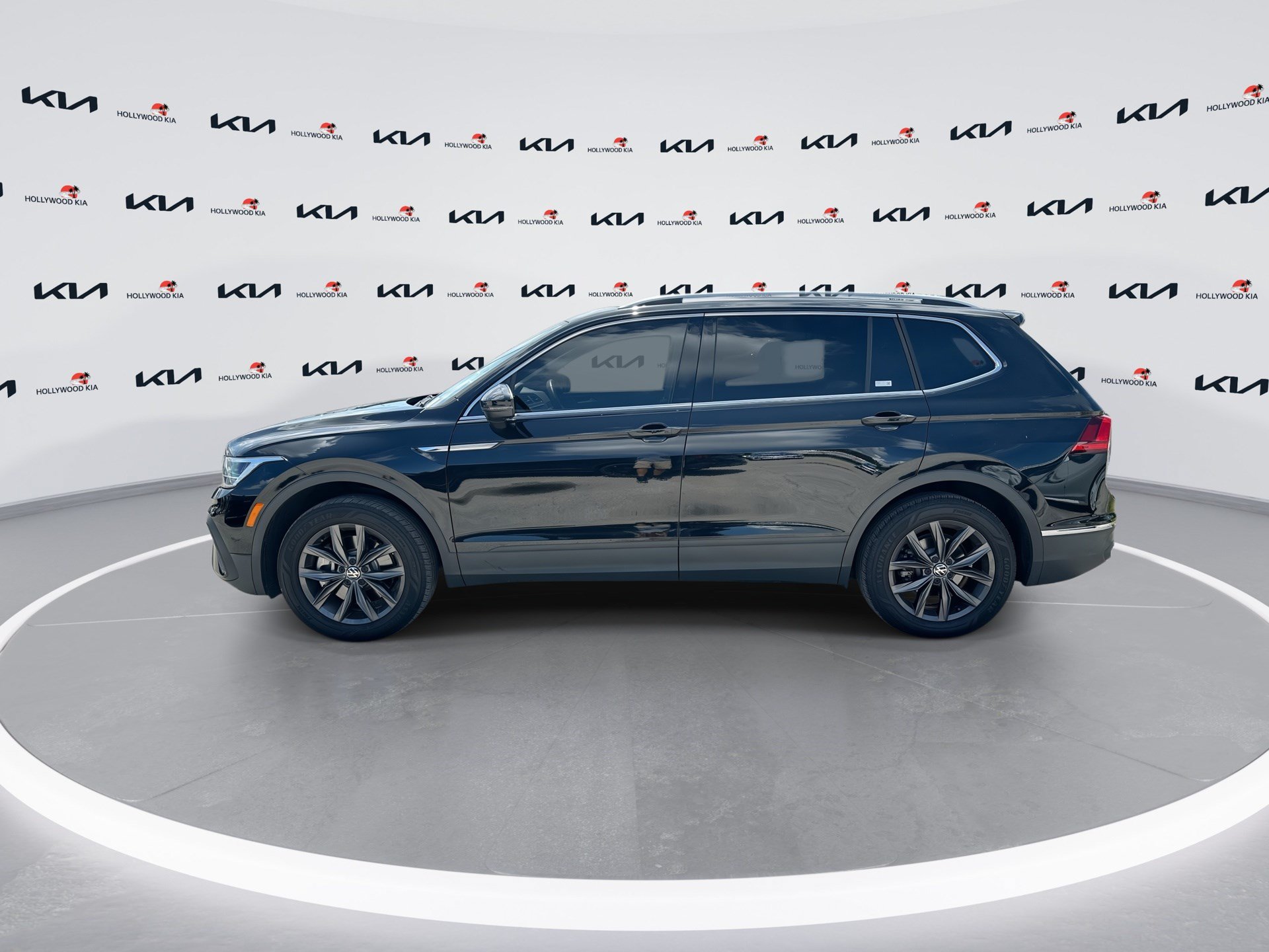 Used 2023 Volkswagen Tiguan SE FWD image 5