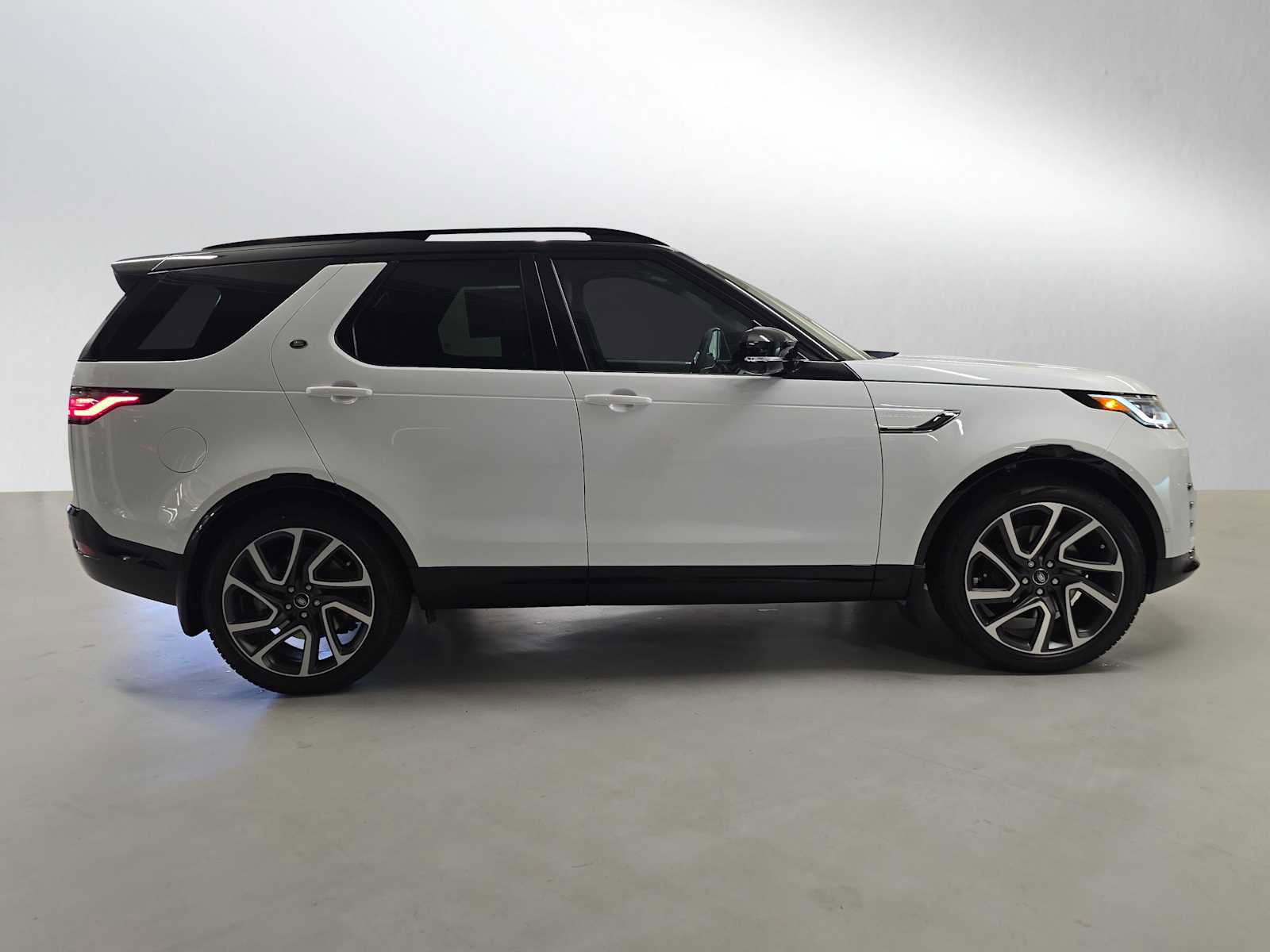 New 2025 Land Rover Discovery Dynamic SE image 6