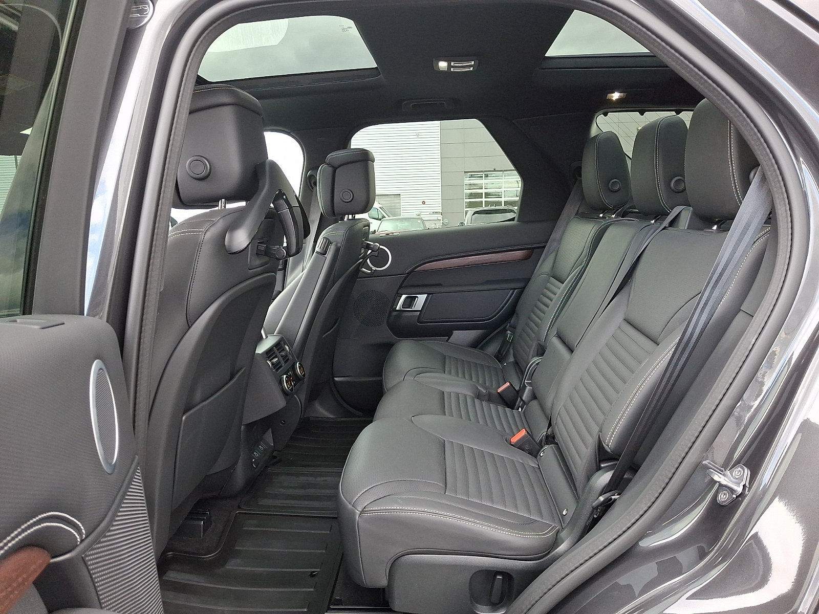 Used 2025 Land Rover Discovery Dynamic SE AWD/4WD image 10