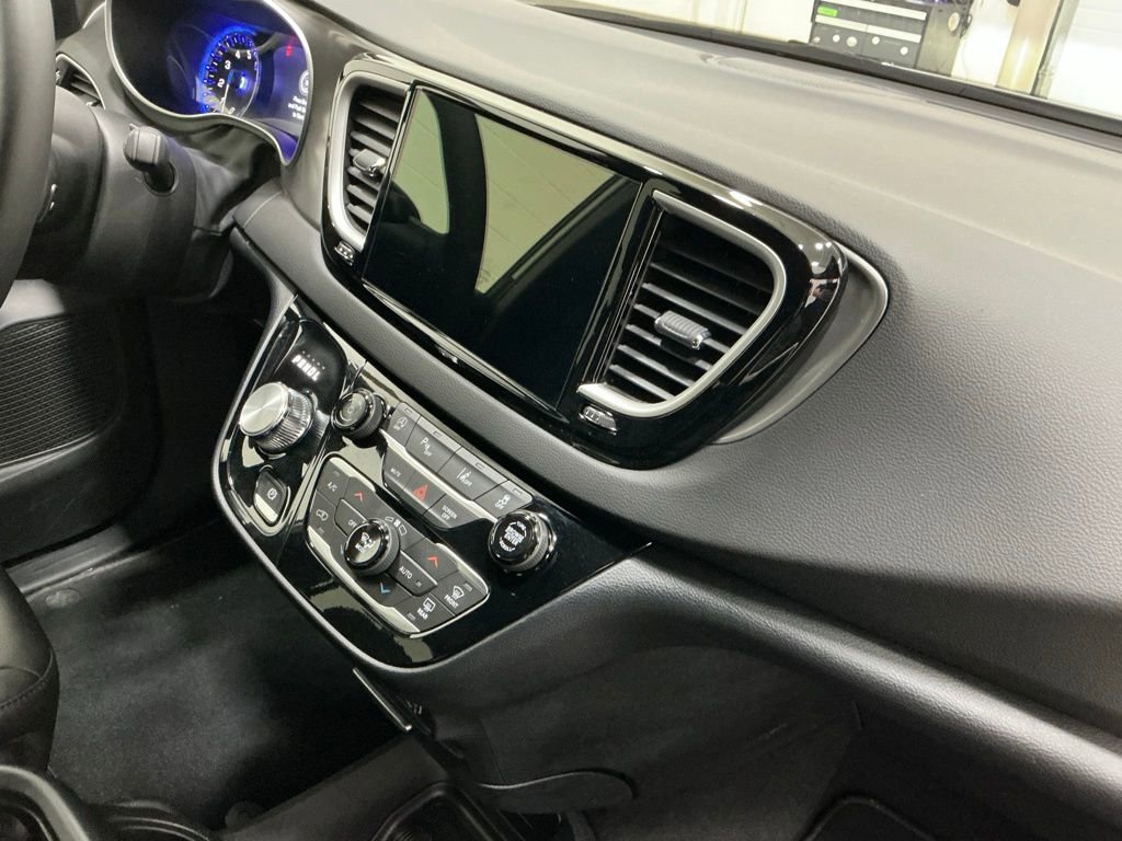 Used 2025 Chrysler Pacifica Select image 26