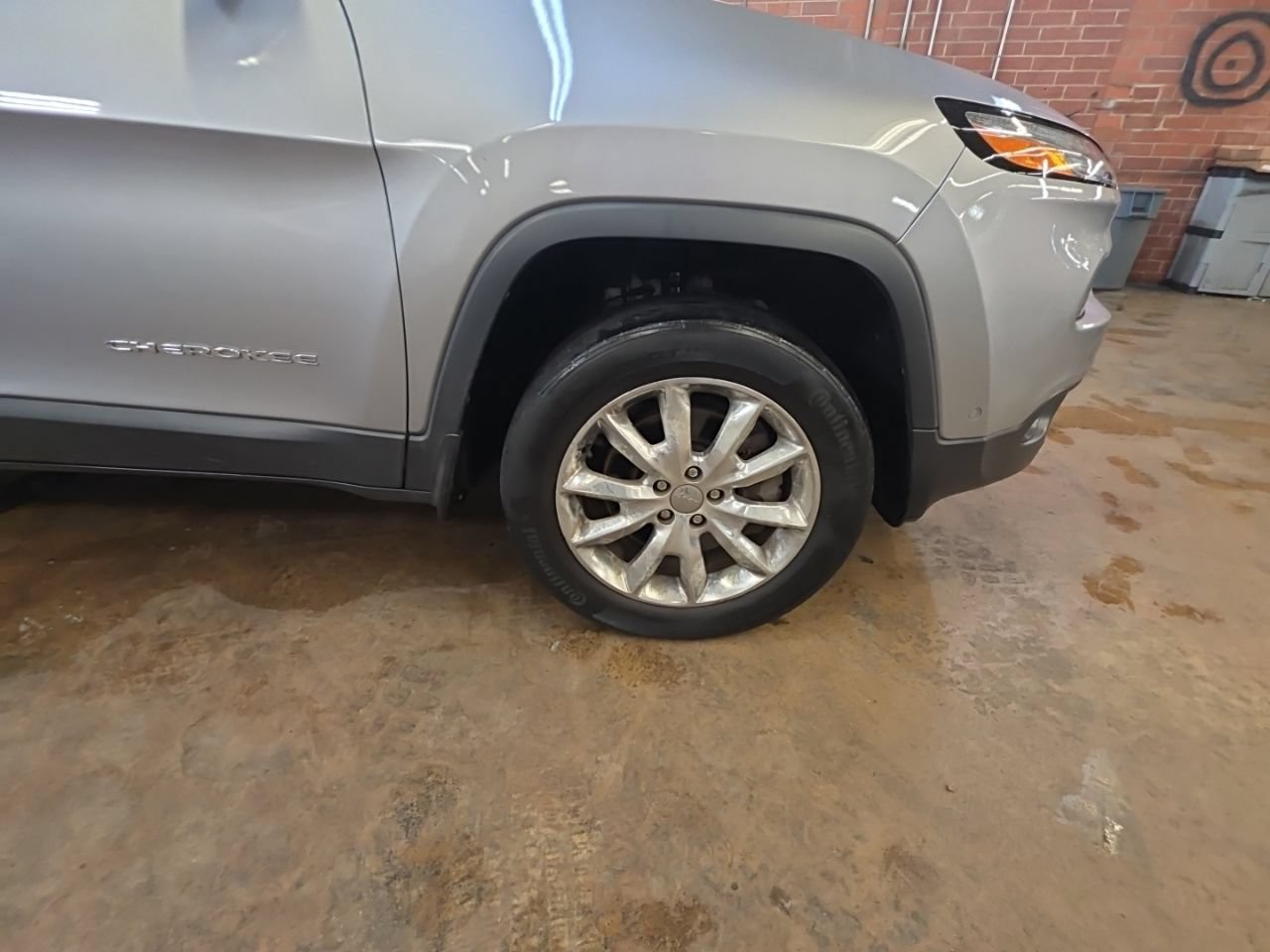 Used 2015 Jeep Cherokee Limited w/ Luxury Group AWD/4WD image 10