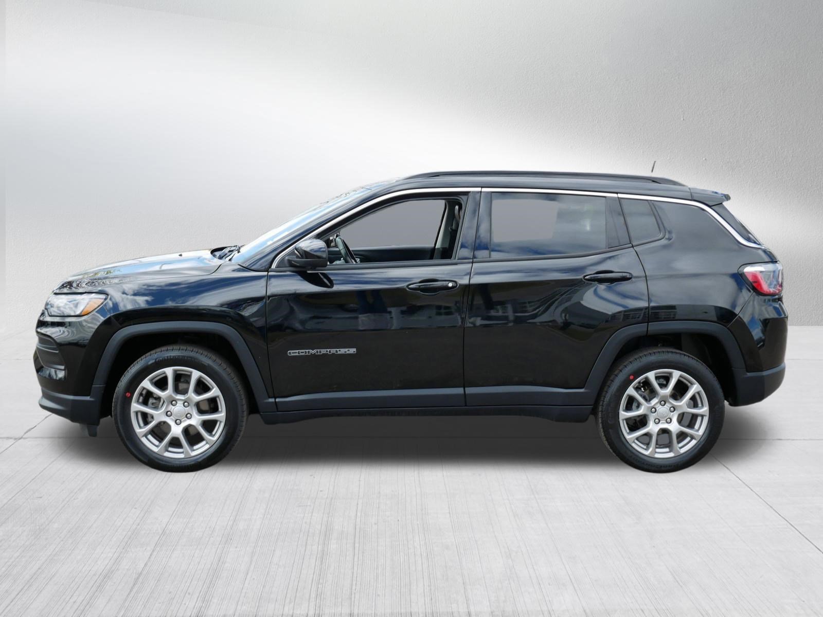 Used 2022 Jeep Compass Latitude w/ Sun and Sound Group AWD/4WD image 4