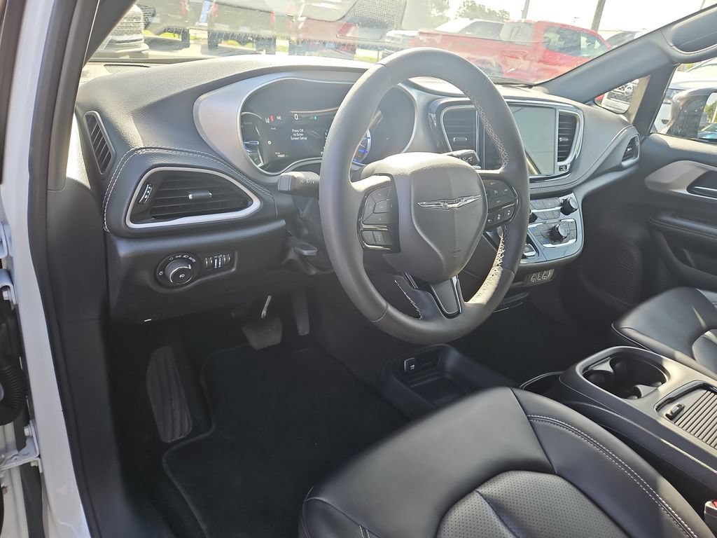 Used 2024 Chrysler Pacifica Limited FWD image 18