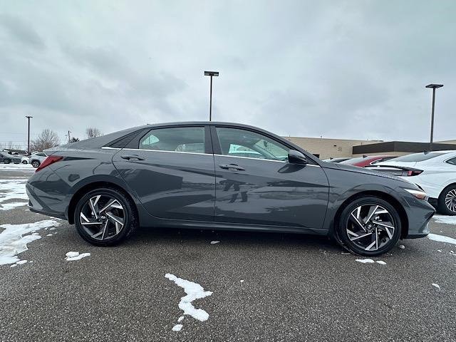 Certified 2025 Hyundai Elantra SEL image 3