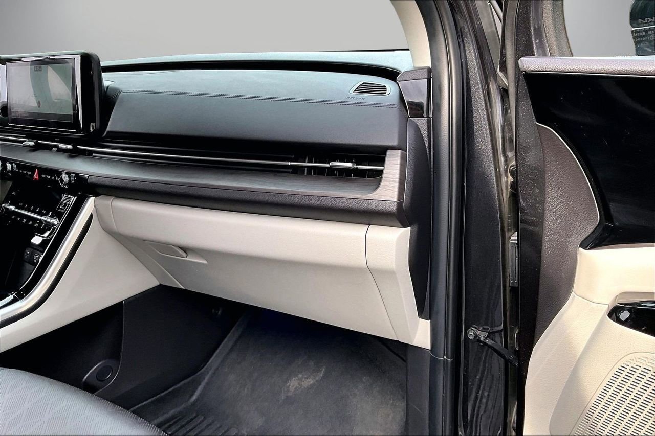 Used 2024 Kia Carnival EX image 20