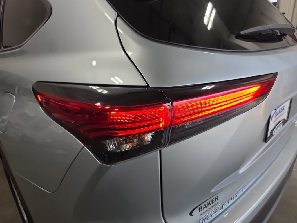 Used 2021 Toyota Highlander L image 38