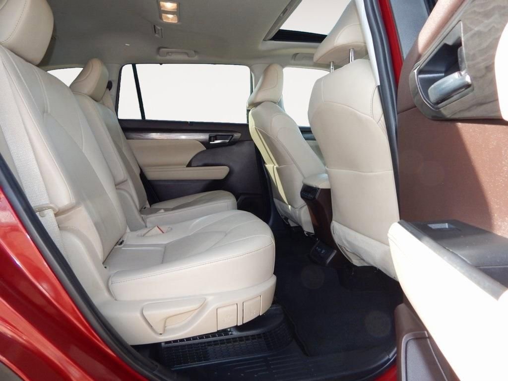 Used 2021 Toyota Highlander Limited image 14