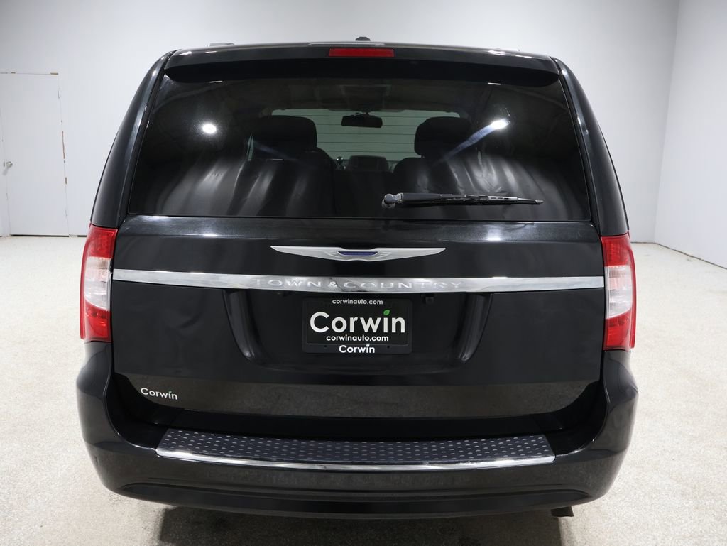 Used 2015 Chrysler Town & Country Touring image 3