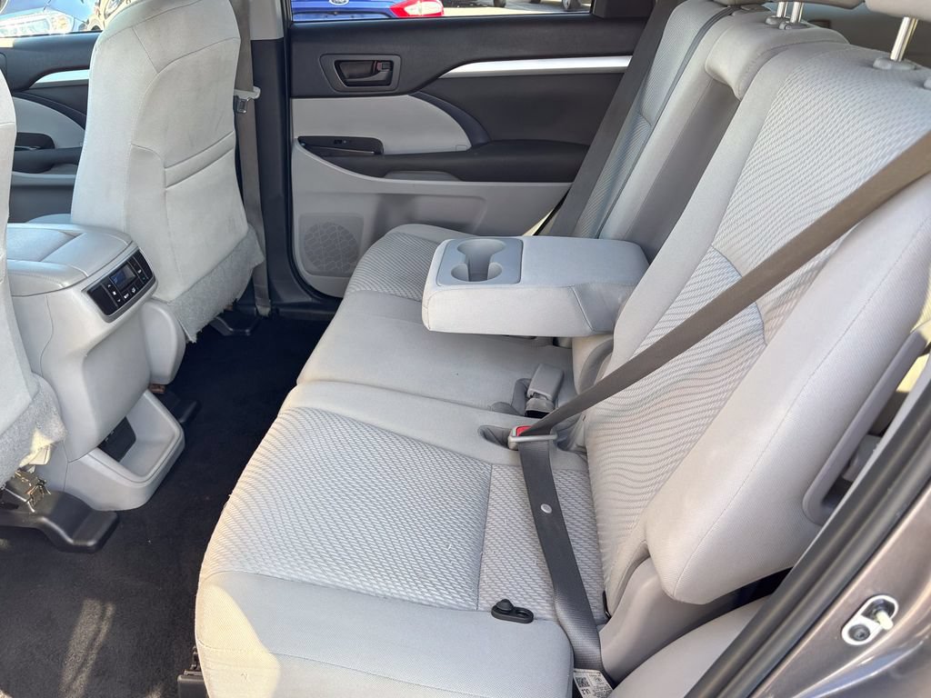 Used 2019 Toyota Highlander LE AWD/4WD image 37