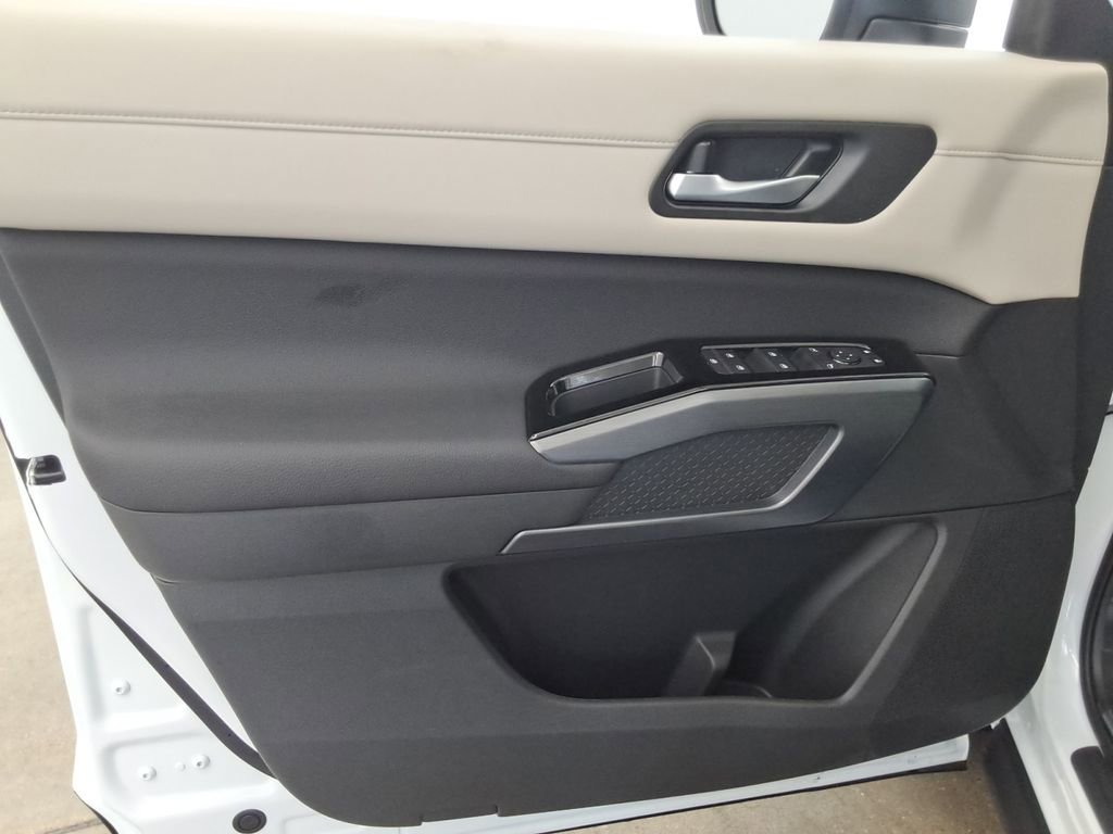 New 2025 Nissan Pathfinder SL image 17
