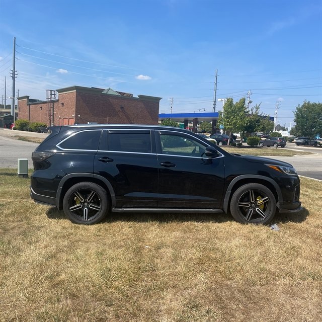 Used 2017 Toyota Highlander XLE image 3