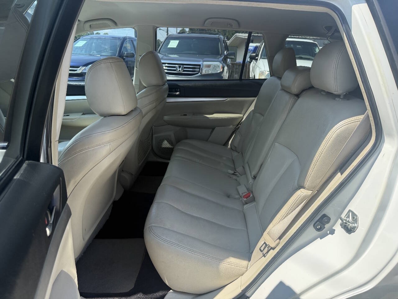 Used 2010 Subaru Outback 2.5i Premium w/ Popular Equipment Group 1A AWD/4WD image 11