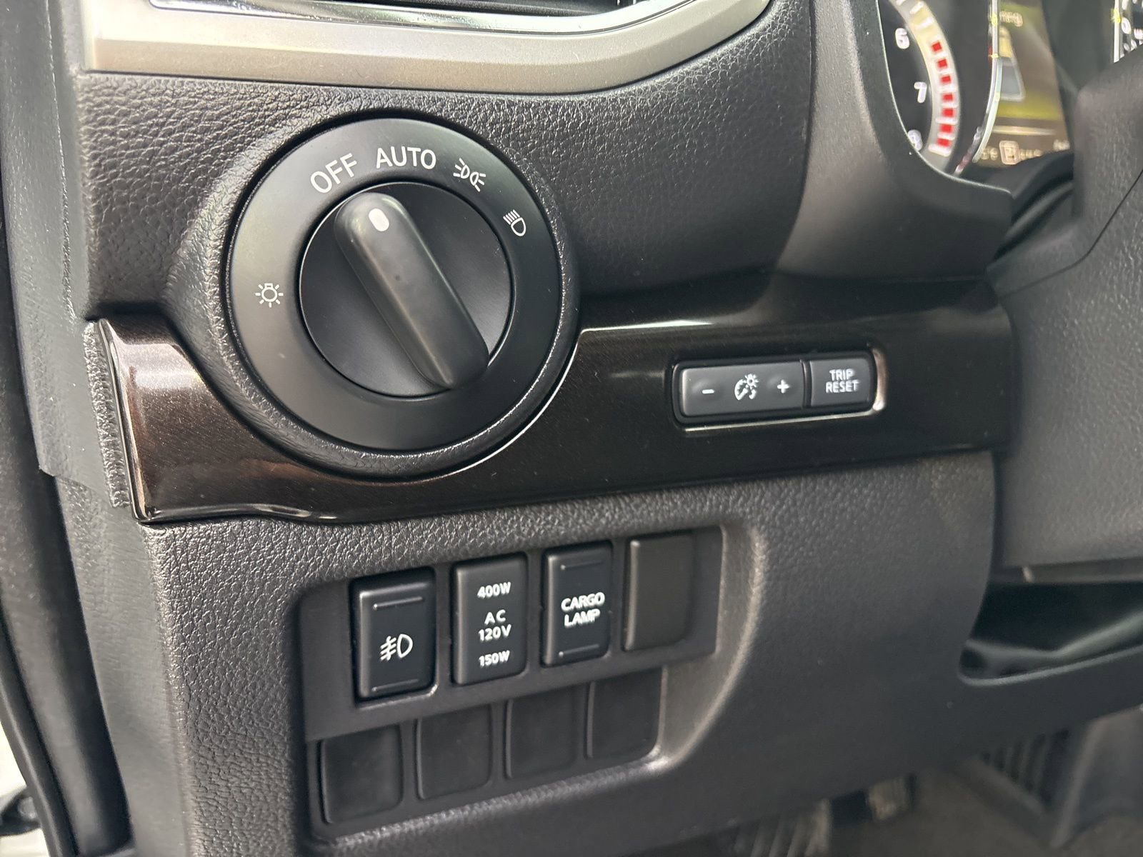 Used 2018 Nissan Titan SV w/ SV Convenience Package AWD/4WD image 12