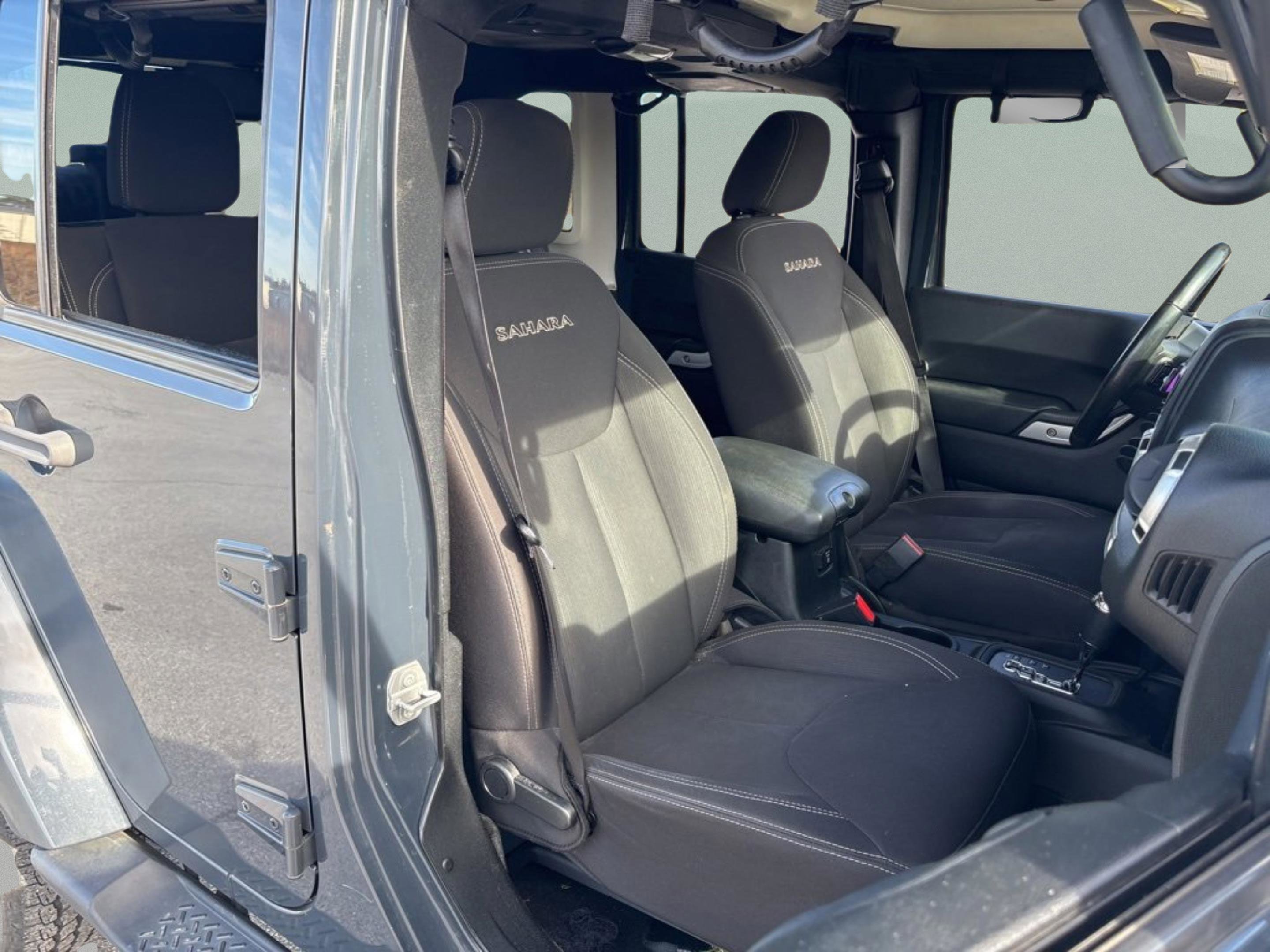 Used 2017 Jeep Wrangler Unlimited Sahara w/ Connectivity Group image 37