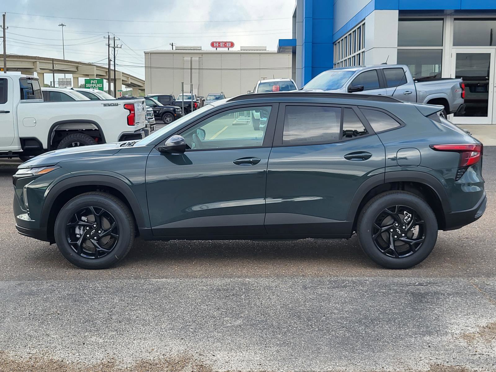New 2026 Chevrolet Trax LT w/ Midnight Edition image 2