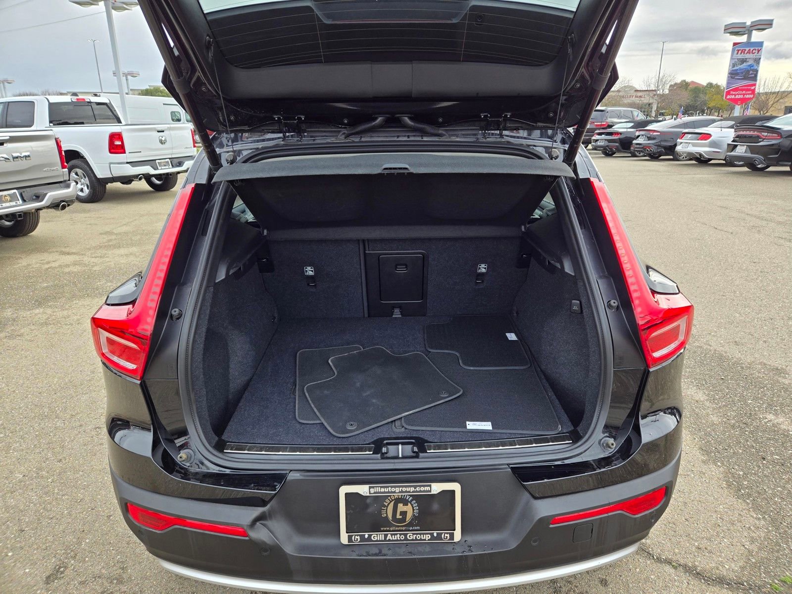 Used 2025 Volvo XC40 B5 Plus image 9