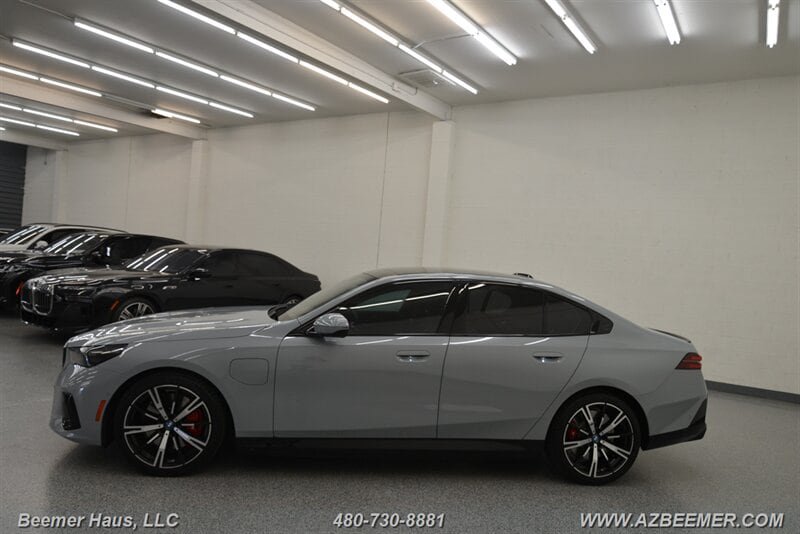Used 2025 BMW 550e xDrive w/ Premium Package AWD/4WD image 5